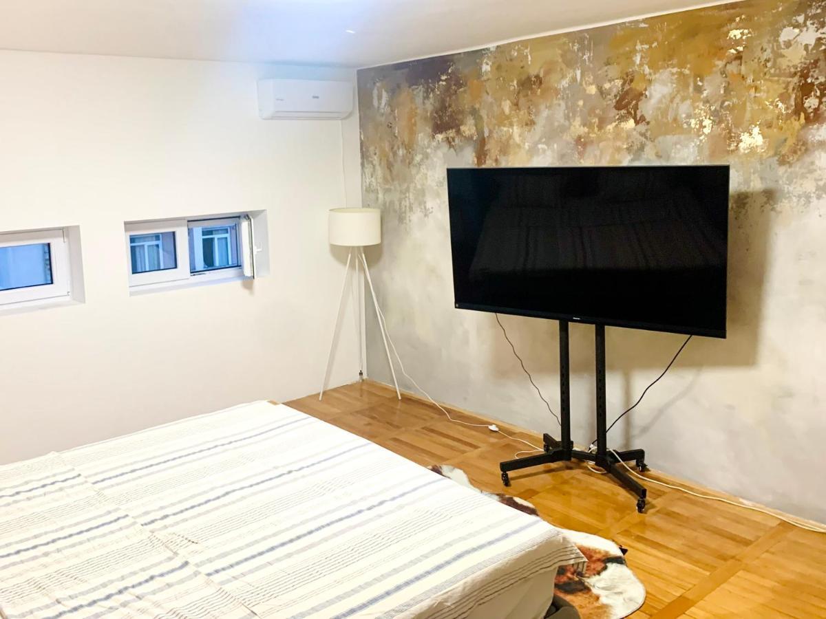 City Center Square Deluxe Nest Podgorica Exteriör bild
